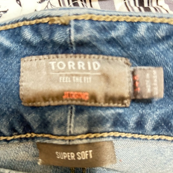 Torrid feel the jegging super soft women’s plus size 14 R distressed jeans - Picture 2 of 11